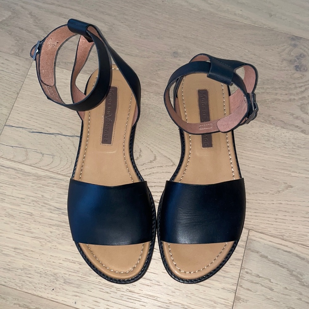 Black Leather Modern Vintage Size 7 flat sandals.